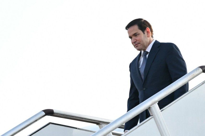 El secretario de Estado estadounidense, Marco Rubio, desembarca a su llegada a la Base Aérea de Subang, a las afueras de Kuala Lumpur, el 10 de julio de 2025.
