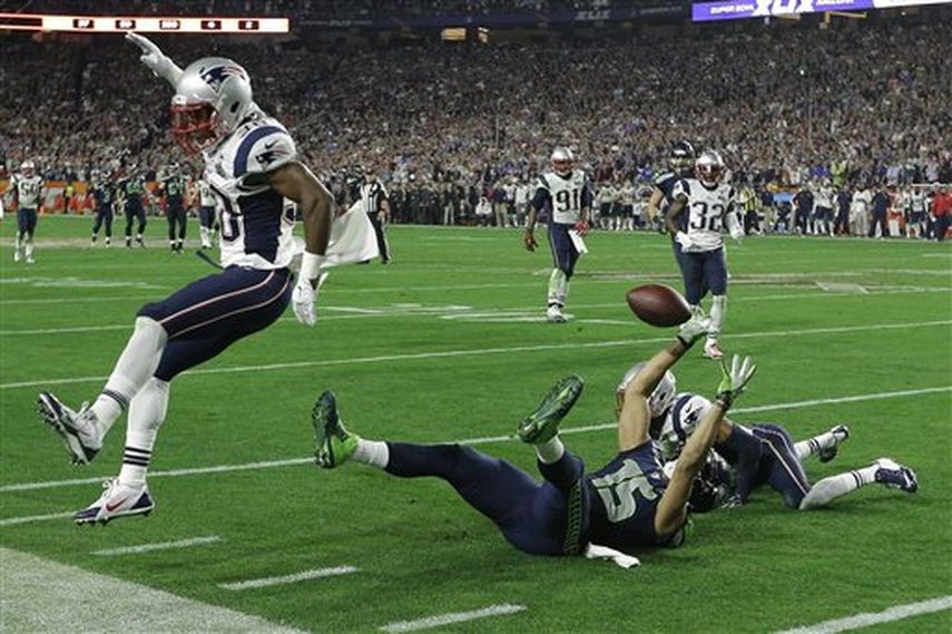 Jermaine Kearse (15) de los Seattle Seahawks, recibe un pase de 33 yardas. (AP)