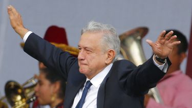 El presidente de México Andrés Manuel López Obrador celebraba el primer aniversario de su elección, en la plaza del Zócalo en la Ciudad de México. 