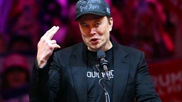 El multimillonario exitoso Elon Musk&nbsp; en un mitin de campaña a favor de Donald J. Trump. Musk señala su gorra Make America Great Again.