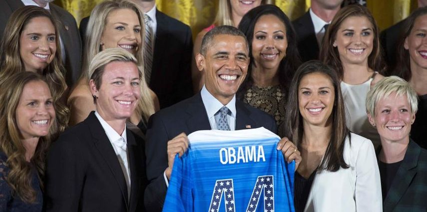 El presidente Obama junto a las jugadoras de la selección de fútbol. (EFE)