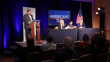 El director ejecutivo de Americano Media, Iván García-Hidalgo, anuncia la contratación de los presentadores Lourdes Ubieta, Dania Alexandrino y Nelson Rubio.