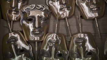 En esta foto del 31 de enero de 2020, máscaras de bronce en una fundición en West Drayton, Middlesex, previo a la ceremonia de los premios BAFTA en febrero.