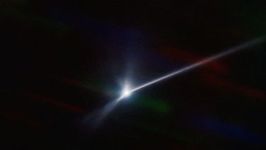 Esta imagen proveída por NOIRLab muestra una estela de polvo y escombros causada por el impacto de la sonda espacial de la NASA DART contra el asteroide Dimorphos el 26 de septiembre del 2022. 
