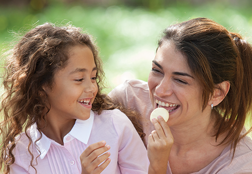 Madre e hija compartiendo el queso Babybel
