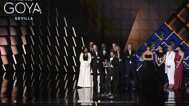 En esta imagen de archivo, el productor Eduardo Villanueva (centro) recibe el goya a la Mejor película por As Bestas durante la 37 edición de los Premios Goya, en Sevilla, el 12 de febrero de 2023.