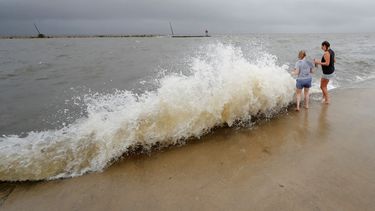 Los fuertes vientos causan olas en el Lago Pontchartrain cerca de Nueva Orleans el 7 de junio del 2020.