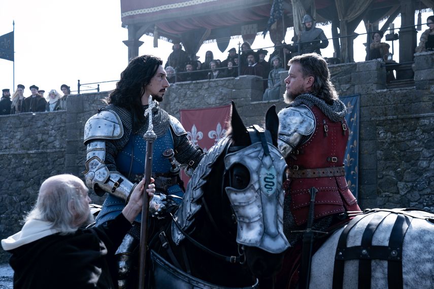Adam Driver y Matt Damon, en una escena del filme The Last Duel.