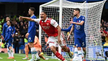 El defensor del Arsenal, William Saliba, celebra luego de un gol de su equipo contra el Chelsea el 6 de noviembre de 2022.