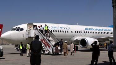 Pasajeros salen de un avión luego de haber aterrizado en el Aeropuerto Internacional Hamid Karzai, en Kabul, Afganistán, el domingo 5 de septiembre de 2021, procedentes de Kandahar.