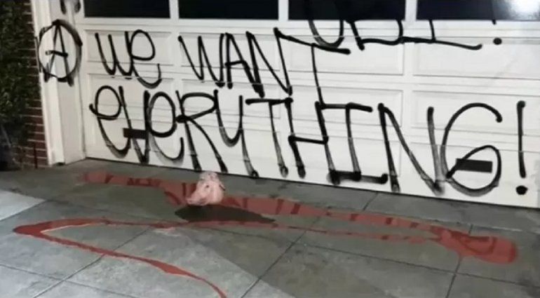 Una cabeza de cerdo y sangre falsa fueron hallados frente a la casa de Pelosi en San Francisco