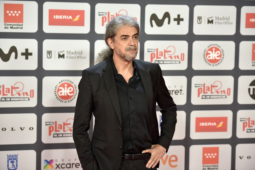 El cineasta español Fernando León de Aranoa posa para los medios en los Premios Platino, en Madrid, el 1 de mayo de 2022. León de Aranoa ganó el premio a Mejor dirección y guión por El buen patrón, que fue elegida la mejor película del año.