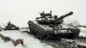 La foto distribuida por el Servicio de Prensa del Ministerio de Defensa Ruso el 26 de enero de 2022 muestra tanques rusos en un entrenamiento en la región de Rostov, Rusia.