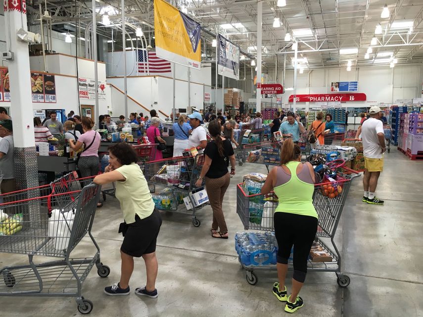 Compradores acuden al mayorista de Costco a adquirir alimentos no perecederos ante los anuncios de una posible llegada del huracán Matthew