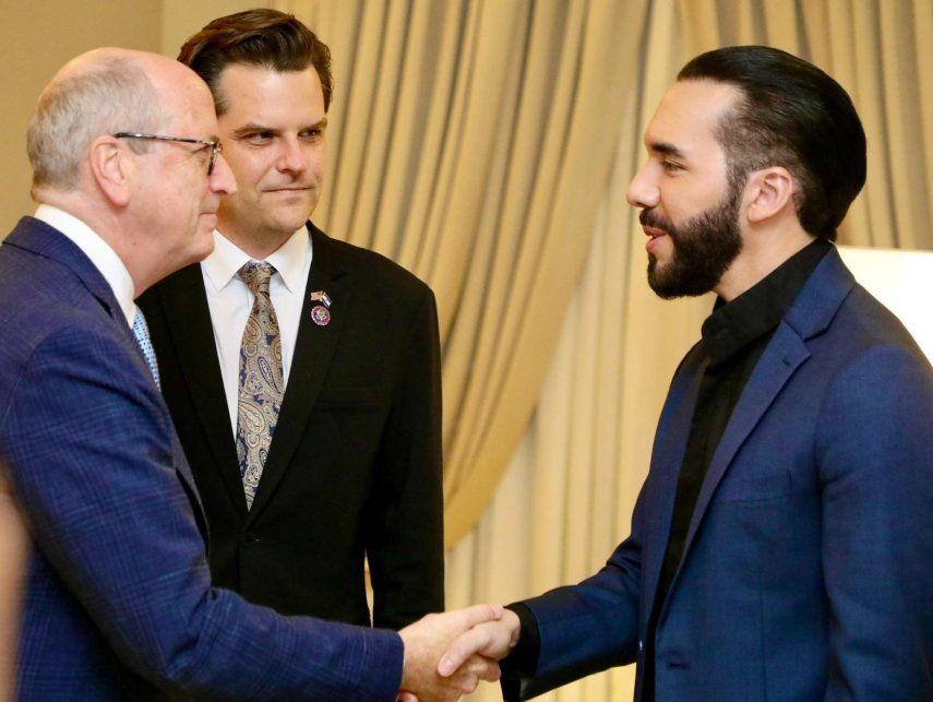 El presidente salvadoreño Nayib Bukele saluda a los congresitas Dan Bishop y Matt Gaetz.