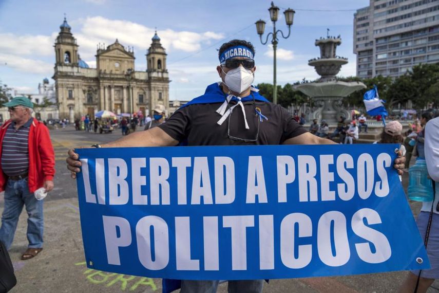 Un ciudadano nicaragüense sostiene un cartel durante una protesta contra el dictador Daniel Ortega en la Plaza de la Constitución en la Ciudad de Guatemala, el domingo 7 de noviembre de 2021.&nbsp;