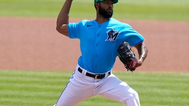 El lanzador abridor de los Marlins de Miami Sandy Alcántara lanza durante la primera entrada de un juego de béisbol de entrenamiento de primavera contra los Mets de Nueva York, el miércoles 17 de marzo de 2021, en Jupiter, Florida