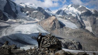 Una persona posa frente al grupo de montañas Bernina, en Pontresina, Suiza, el miércoles 10 de agosto de 2022.&nbsp;