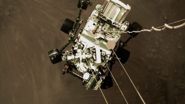 Foto facilitada por la NASA muestra el momento en el que la sonda rodante Perseverance baja sobre la superficie de Marte.&nbsp;