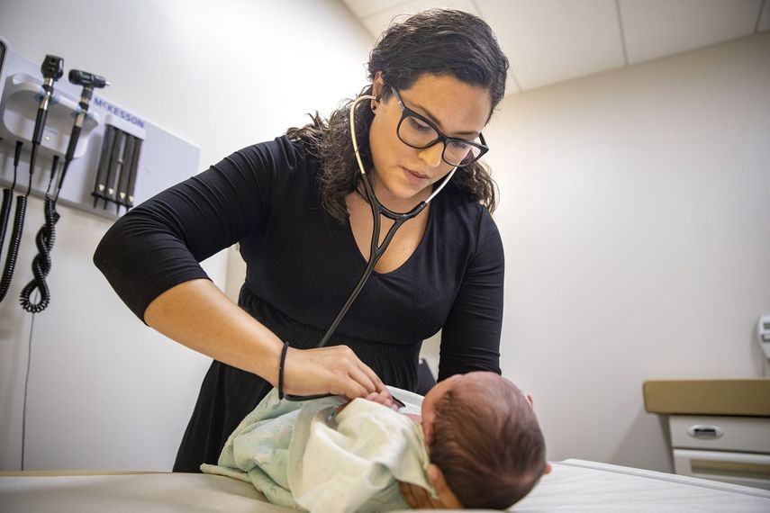 La doctora Jasmine Saavedra, una pediatra en la clínica Esperanza Health Centers, cuyos padres emigraron de México en la década de 1980, examina a Alondra Márquez, una bebé recién nacida en su clínica, en Chicago. 