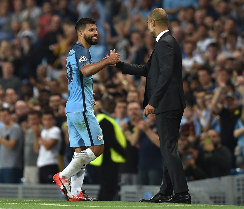 Agüero (izquierda) informó que Guardiola (derecha) le pidió que no abandonara la Albiceleste luego de sufrir la derrota en la final de la Copa América Centenario