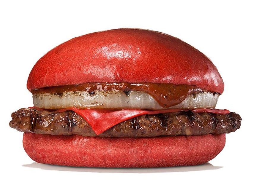 Fotografía facilitada por Burger King de la hamburguesa de queso y pan rojo, carne de res y salsa de guindilla y miso rojo que la cadena de comida rápida estadounidense lanzará de forma exclusiva en Japón desde el próximo 3 de julio hasta mediados de a