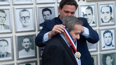 Ron DeSantis condecora a Feliz Rodriguez.&nbsp;