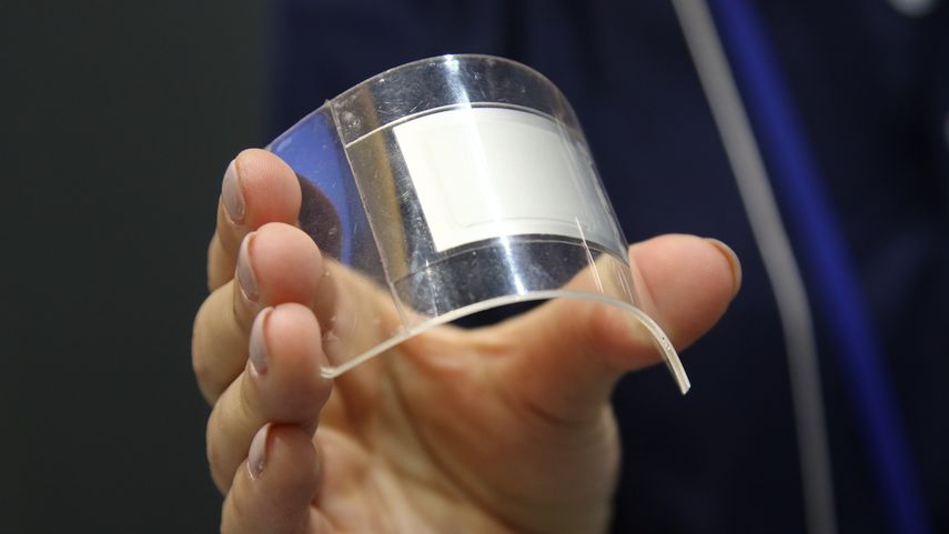 Una trabajadora de Panasonic muestra una batería flexible en la feria de electrónica japonesa Ceatec 2016.&nbsp;