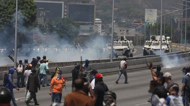 El llamado tuvo una respuesta inmediata, especialmente en el municipio de Chacao, donde simpatizantes de la oposición se enfrentaron durante horas con las fuerzas de seguridad y los colectivos, nombre con el que se conoce a grupos de civiles habitualmente armados que actúan en defensa del chavismo