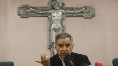 El cardenal Angelo Becciu habla con reporteros durante una confernecia de prensa en Roma.