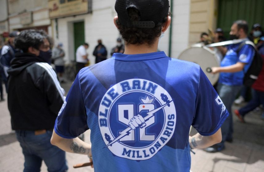 Simpatizantes del equipo de fútbol Millonarios protestan frente al Ayuntamiento luego de que el alcalde de Bogotá suspendiera la entrada de fanáticos a los estadios de fútbol luego de que ocurrieran enfrentamientos entre simpatizantes del Atlético Nacional e Independiente Santa Fe, en Bogotá el 4 de agosto de 2021.