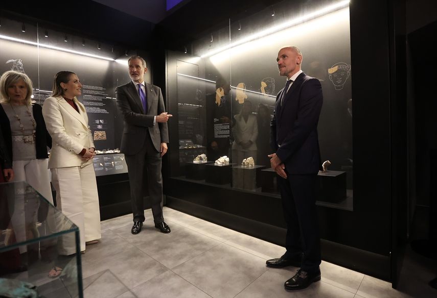 El Rey Felipe VI inaugura la nueva Sala de Protohistoria del Museo Arqueológico Provincial de Badajoz, el 8 de mayo de 2025.