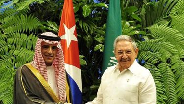 Raúl Castro junto al ministro de Asuntos Exteriores de Arabia Saudita, Adel al Yubeir.