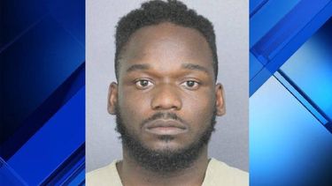 La madre de la víctima contactó a la Oficina del Sheriff de Broward&nbsp;al descubrir&nbsp;mensajes de Facebook inapropiados entre su hijo de 15 años y Hicks.