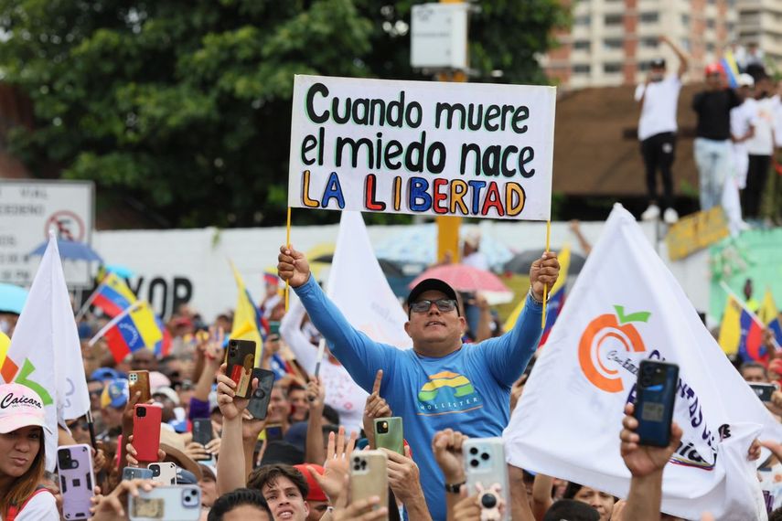 Un ciudadano sostiene un cartel que dice: Cuando muere el miedo nace la libertad en Valencia, estado Carabobo