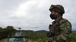 Un soldado del Ejército junto a un helicóptero en Colombia