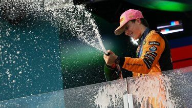 El piloto australiano Oscar Piastri, de McLaren, celebra luego de ganar el Gran Premio de Miami, el 4 de mayo de 2025.