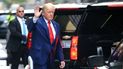 El expresidente Donald Trump, saluda mientras camina hacia un vehículo a la salida de la Torre Trump en la ciudad de Nueva York el 10 de agosto de 2022.