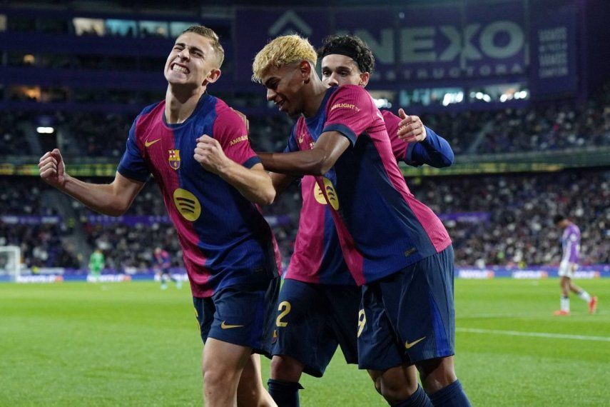 El español Fermín López (izquierda), del Barcelona, celebra junto a su compatriota Lamine Yamal luego de anotar el segundo gol de su equipo en un partido, el 3 de mayo de 2025.