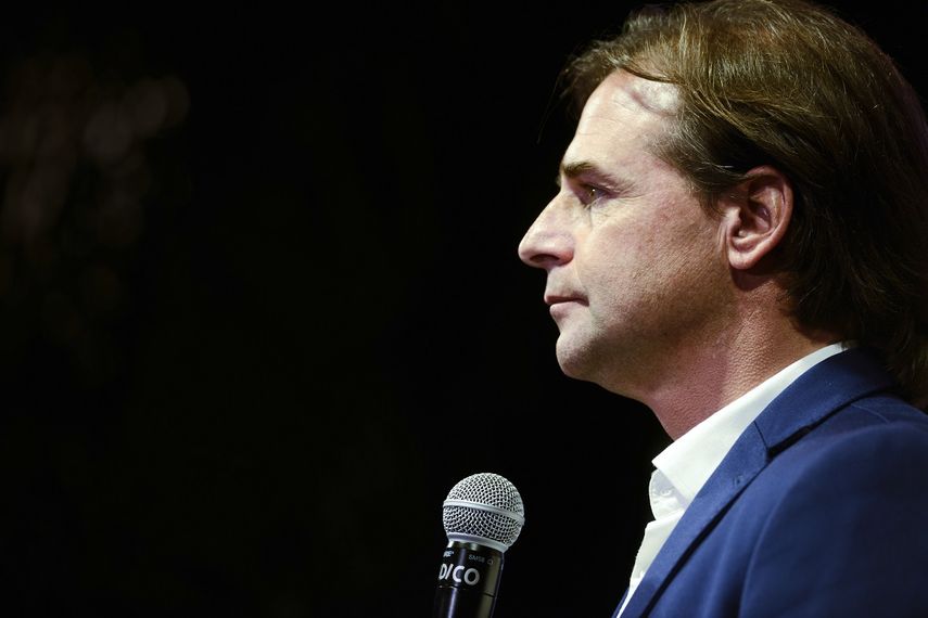 Luis Lacalle, candidato presidencial del Partido Nacional, se dirige a sus simpatizantes al final de la jornada electoral en Montevideo, Uruguay, el domingo 27 de octubre de 2019.&nbsp;