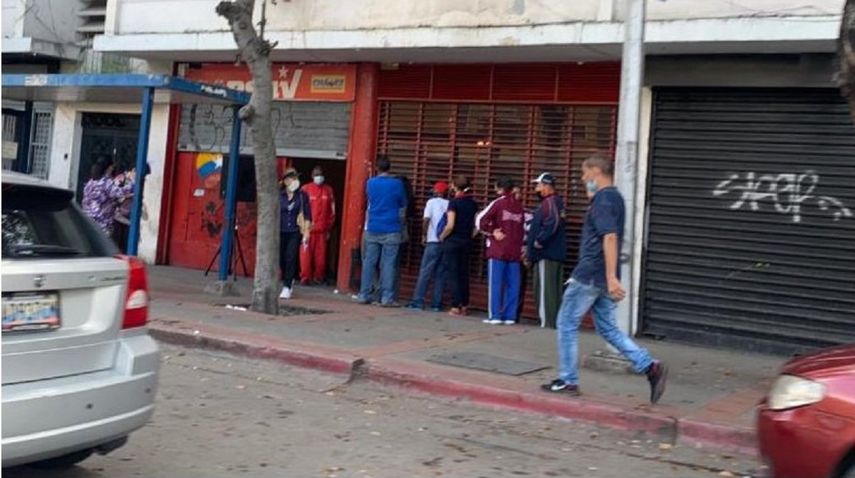 Personas luego de votar hacen cola en la casa del PSUV para escanear su carnet de la patria, en Caracas, Venezuela.