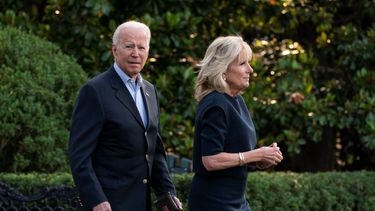 El presidente Joe Biden y su esposa salen de la Casa Blanca.