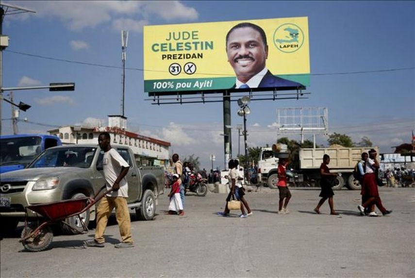 Vista de carteles de campaña del aspirante opositor que renunció recientemente a su candidatura, Jude Celestin, en Puerto Príncipe (EFE)