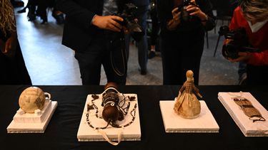 Las piezas de arte de Namibia de la colección del Museo Etnológico de Berlín se exhiben durante una conferencia de prensa el 24 de mayo de 2022, antes de que 23 partes de la colección viajen al Museo Nacional de Namibia en el marco del proyecto de investigación de asociación titulado Confrontando pasados coloniales, imaginando futuros creativos.