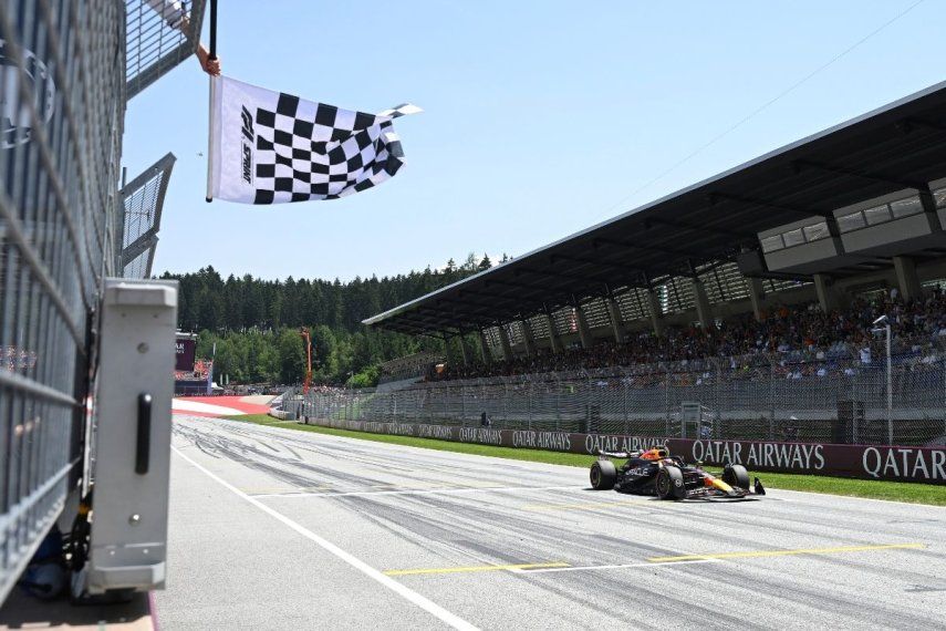 El piloto holandés de Red Bull Max Verstappen cruza la línea de meta en el primer lugar tras el sprint del Gran Premio de Austria el sábado 29 de junio del 2024. 