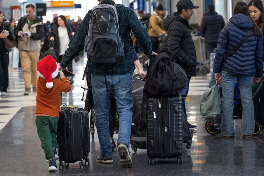 Los viajeros llegan para tomar vuelos en el Aeropuerto Internacional OHare en Chicago, Illinois.