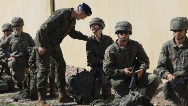 El Rey Felipe VI visita a la Princesa Leonor durante unas maniobras en San Gregorio (Zaragoza).