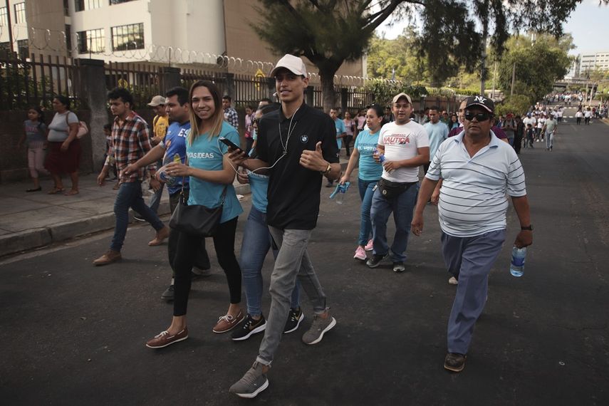 Simpatizantes del presidente de El Salvador Nayib Bukele se re&uacute;nen fuera del Congreso el domingo 9 de febrero de 2020.&nbsp;