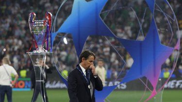 El entrenador italiano del Inter de Milán, Simone Inzaghi, reacciona al pasar junto al trofeo de la Liga de Campeones de la UEFA al final de la final de la Liga de Campeones de la UEFA entre el Paris Saint-Germain (PSG) y el Inter de Milán en Múnich, sur de Alemania, el 31 de mayo de 2025.&nbsp;