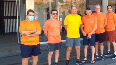 De izquierda a derecha, los ejecutivos estadounidenses de la petrolera CITGO José Ángel Pereira, Gustavo Cárdenas, Jorge Toledo, José Luis Zambrano, Tomeu Vadell y Alirio José Zambrano, frente a la sede del Servicio Bolivariano de Inteligencia Nacional, en Caracas, Venezuela.